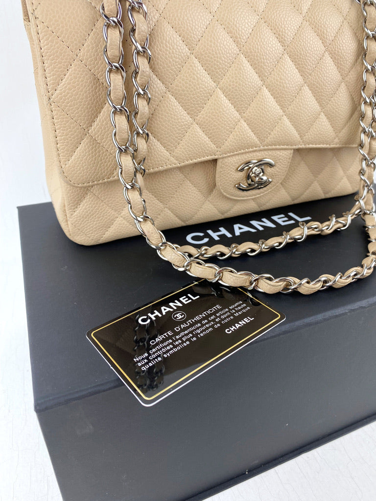 Chanel Classic Medium Flap - Beige - (Nypris 75.880 kr)