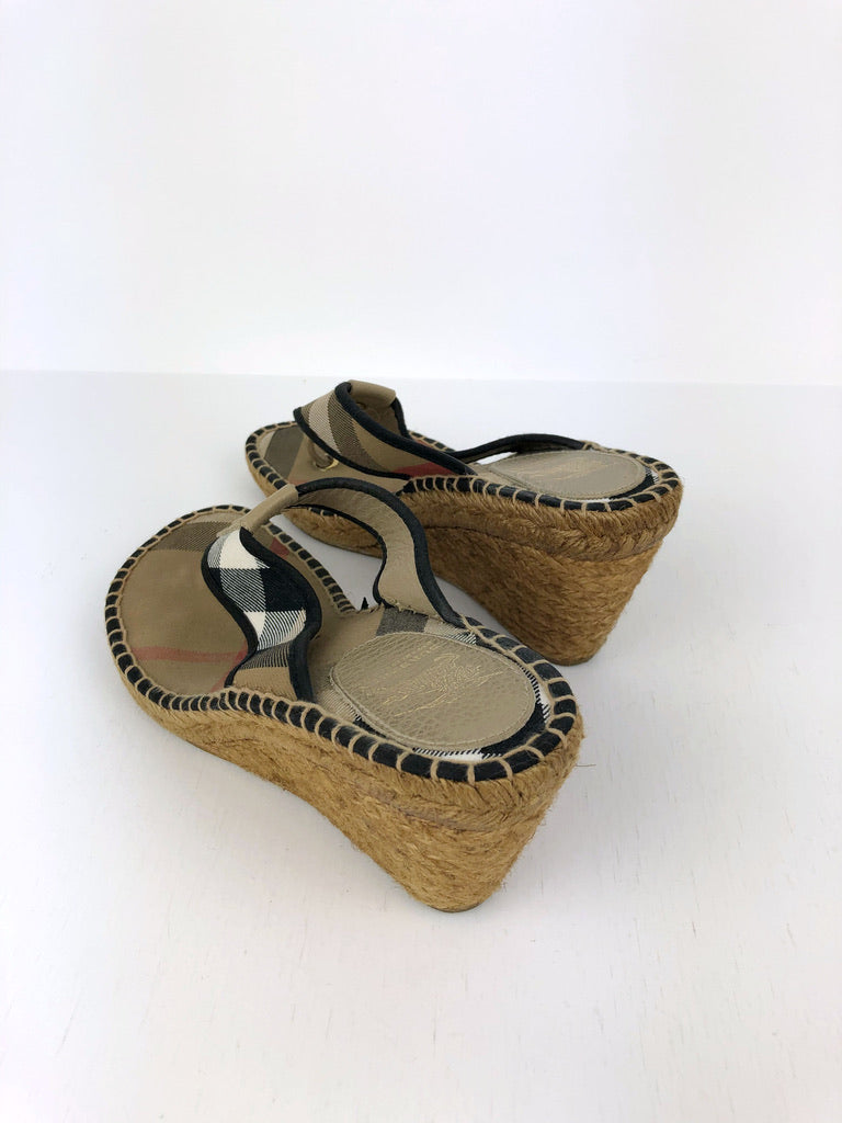 Burberry sandaler med kilehæl