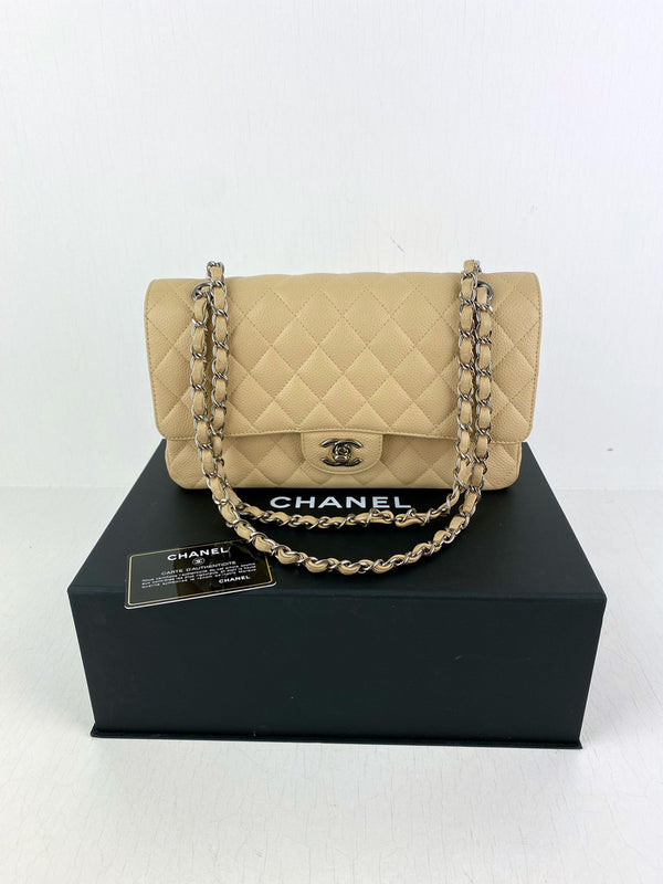 Chanel Classic Medium Flap - Beige - (Nypris 75.880 kr)