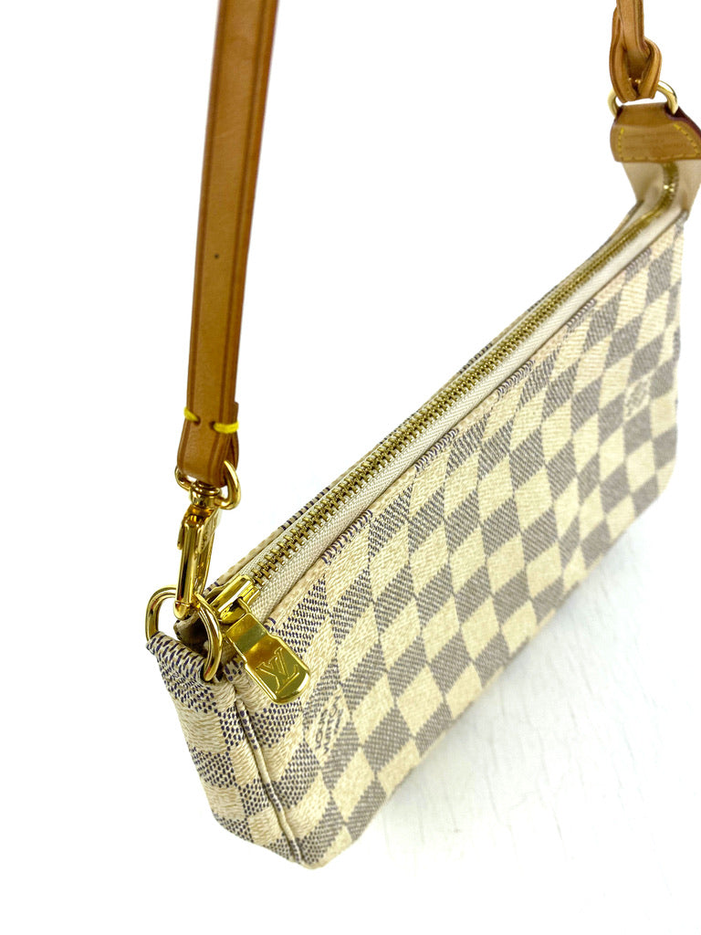 Louis Vuitton Pochette Damier Azur Taske (Nypris ca 8.500 kr på samme type taske nu!)