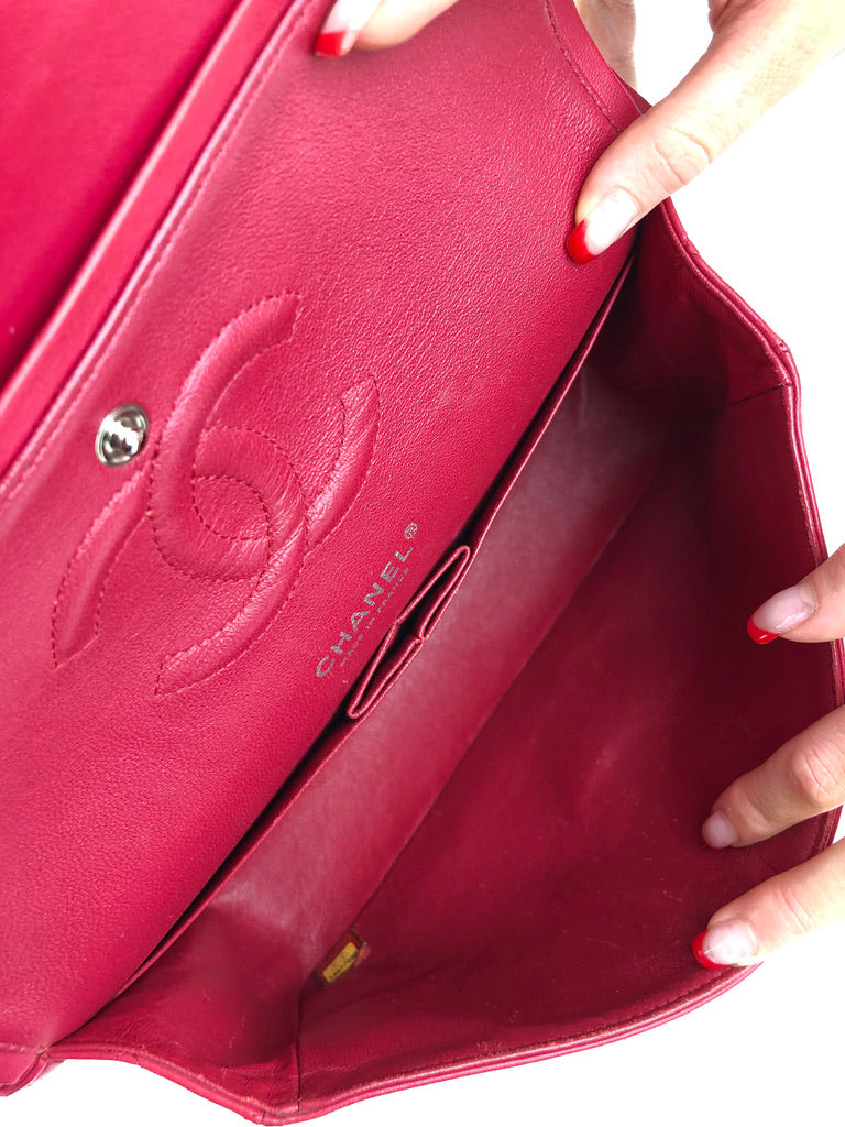 Chanel Classic Medium Flap - Cherry-Red Med Sølvhardware - (Nypris 75.880 Kr)