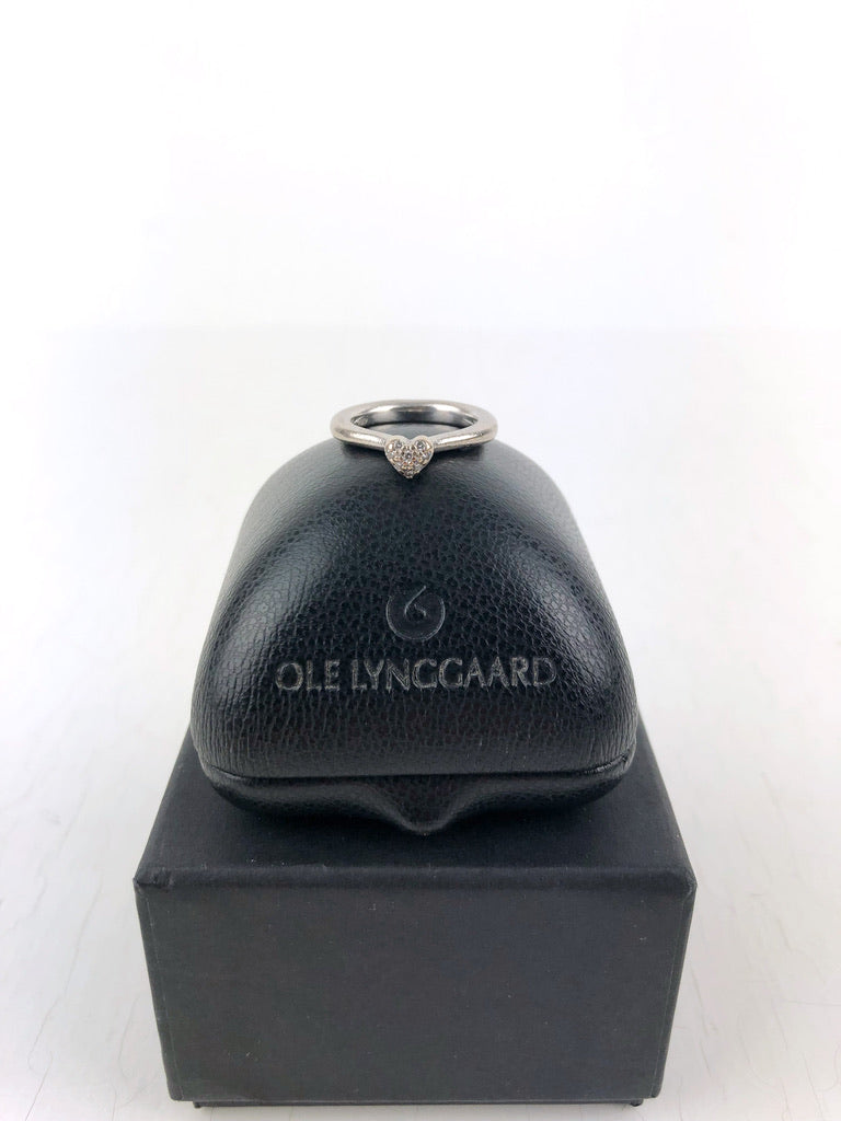 Ole Lynggaard Heart Ring - 18 Karat Hvidguld Med 8 Diamanter - Passer ca str 53