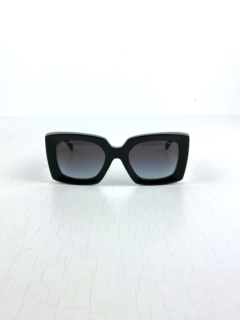 Chanel Solbriller - Købt i 2022 - (Nypris 3.380 kr) - Passer Til Et Bredt Ansigt