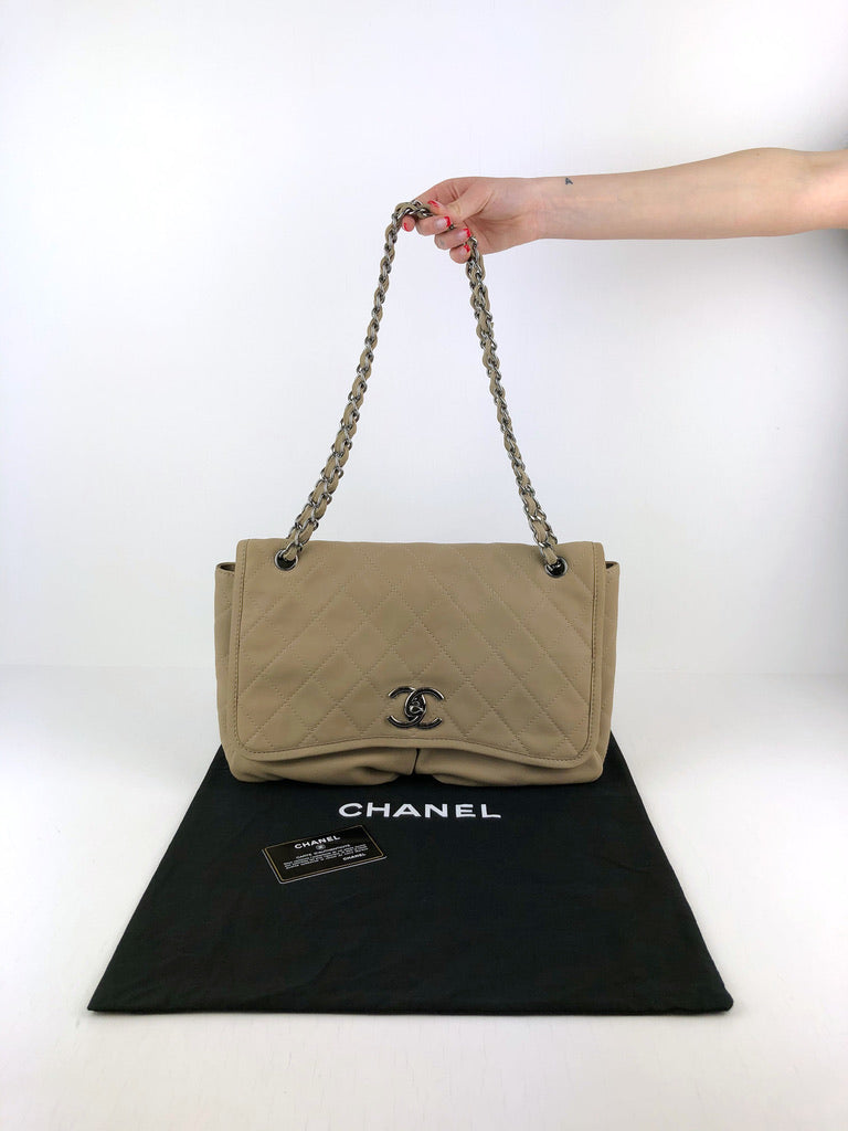 Gym Højttaler tømmerflåde Chanel Taske - Beigefarvet – Preloved Copenhagen - Køb og salg af luksus  secondhand vare
